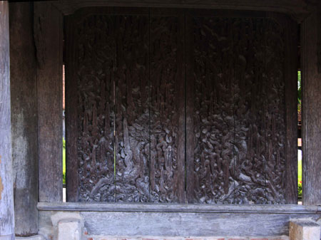 Bộ cánh cửa gian trung quan ở Tam quan nội làm từ thế kỷ XVII với những đường nét trạm trổ rồng chầu tinh xảo.
